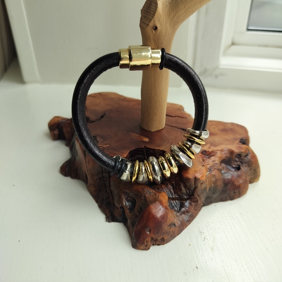 Jewels of the Vineyard Black Leather Magnetic Closure Bracelet Stags Leap - Picture 8 of 10